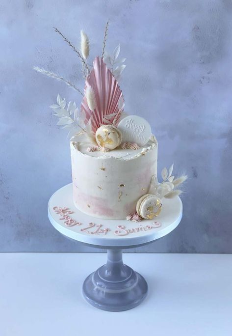 Birthday Cake With Pampas, Rustic Bday Cake, Boho Cake Decorating Ideas, Pampas Birthday Cake, Pink Boho Cake, Boho Cake Design, Boho Cake Ideas Birthday, Pampas Cake, Dried Flower Cake