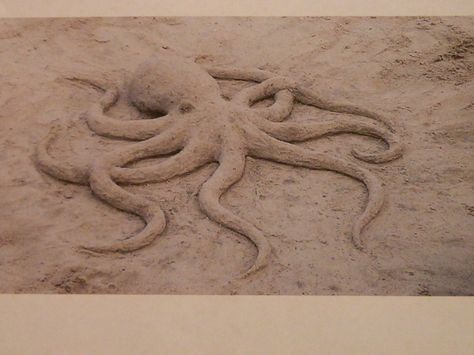 Beach Sand Art Sculpture, Octopus Sand Sculpture, Beach Sand Castles, Beach Sculpture, Beach Sand Art, Octopus Sculpture, Sand Projects, Sand Sculpture, Sand Castles