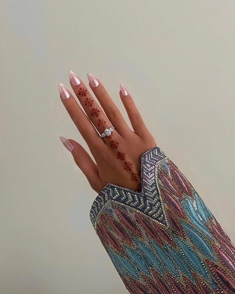 Henne Tattoo, Cute Henna Designs, Inai Pengantin, Cute Henna Tattoos, Henna Style Tattoos, Jagua Henna, Henna Nails, Henna Inspired Tattoos, Cute Henna