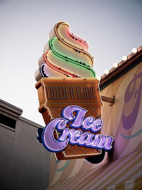 Ice Cream Sign, Commercial Ads, Vintage Neon Signs, Ice Cream Parlor, Retro Sign, Old Signs, An Ice Cream, Ice Cream Shop, Kiosk