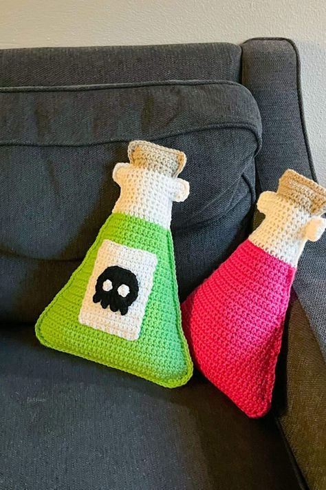 Crochet Potion Bottle Pattern - thecaffeinatedsnail.com Poison Apple Crochet Pattern Free, Crochet Potion Bottle, Halloween Crochet Pillow, Dark Crochet, Crochet Halloween Decorations, Crochet Skull Patterns, Customizable Labels, Crochet Skull, Handmade Soft Toys