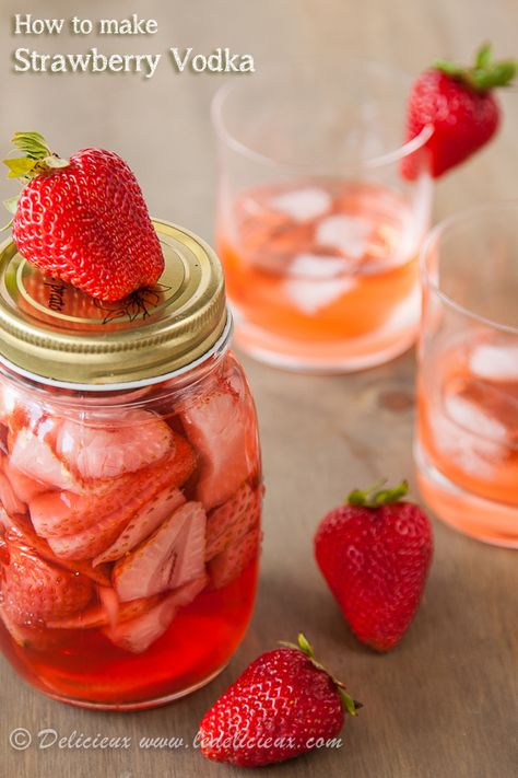 Strawberry infused vodka - a delicious gift to give this holiday season Potato Vodka, Christmas Strawberry, Strawberry Vodka, Sliced Strawberries, Vodka Recipes, Vanilla Vodka, Infused Vodka, 3 Ingredients, Summer Drinks