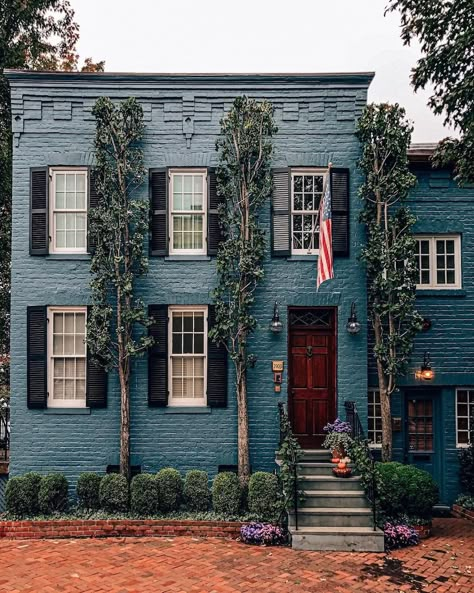 Estilo Kitsch, Townhouse Exterior, Row Houses, Living Modern, Painted Brick, Row House, Mini Pumpkins, House Address, Traditional Architecture