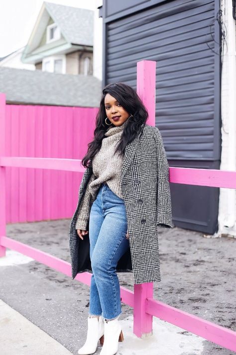 Don't Get Lost in Your Layers: Tips for Staying Cozy When You're Petite Curvy Winter Outfits, Sweater Jeans, Chunky Knits, Toronto Fashion, A Short Story, Ribbed Dress, Plaid Coat, Plaid Jacket, Sweaters And Jeans