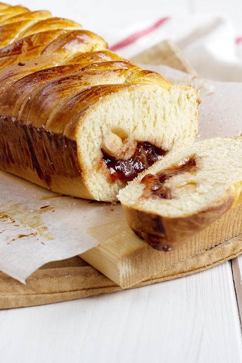 English brioche with strawberry jam, dried grapes and flaked almonds Strawberry Brioche Bread, What Can I Eat, Brioche Buns, Strawberry Jam, Cake Mold, Special Recipes, Cake Pans, Raisin, Banana Bread