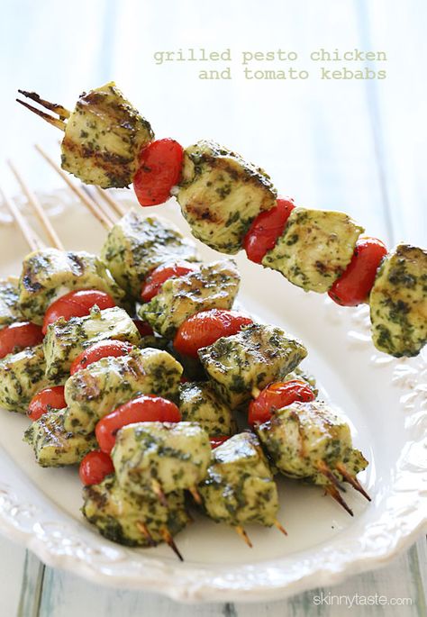 Grilled Pesto Chicken and Tomato Kebabs - best way to use up basil from the garden  #cleaneats #weightwatchers #glutenfree God Mat, Think Food, Snacks Für Party, Pesto Chicken, Kebabs, Skewers, Grilling Recipes, I Love Food, Chicken Dishes