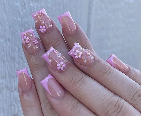 Short Spring Set Nails, Nails With 3d Flowers Charms, Nail Designs With Flower Charms, Short Pink Acrylic Nails With Charms, Pink French Tip With Charms, Spring Nails With Charms, Short Pink Flower Nails, Pink Short Nails Ideas Summer, Flower Charms On Nails