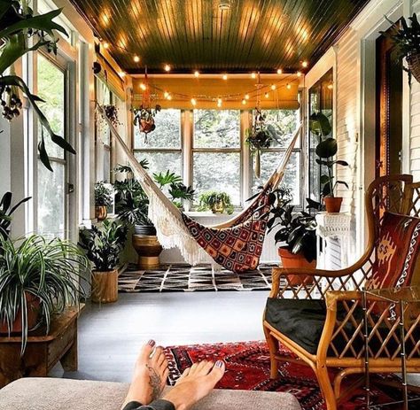 Bohemian Sunroom, Bohemian Porch, Bohemian Style Home, Indoor Porch, Sunroom Decorating, Hiasan Bilik Tidur, Sunroom Designs, Sunrooms, Room With Plants