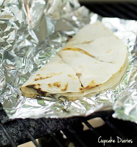 15 simple meals that can be cooked over a campfire Camping Quesadillas, Best Camping Meals, Foil Dinners, Camping Snacks, Kids Camping, Fire Food, Scout Camping, Campfire Food, Campfire Cooking