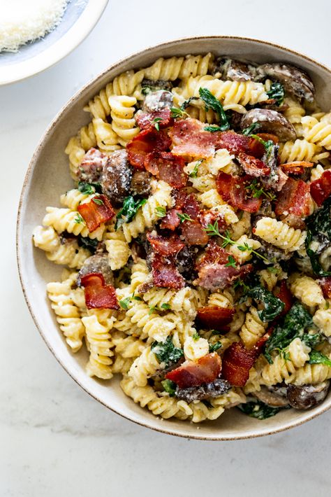 Slimmingworld Recipes, Pasta Bacon, Bacon Pasta Recipes, Pasta With Olives, Pasta With Bacon, Pasta Bake Easy, Mushrooms And Spinach, Capers Recipe, Baked Feta Pasta