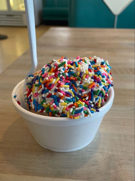 Vanilla Ice Cream With Sprinkles, Ice Cream With Cereal, Rainbow Sprinkles Aesthetic, Birthday Cake Ice Cream Aesthetic, Ice Cream With Rainbow Sprinkles, Funfetti Ice Cream, Ice Cream With Sprinkles, Ice Cream Rainbow, Birthday Cake Ice Cream