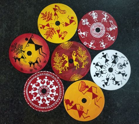 Madhubani Art Wall Hangings, Warli Painting Ideas On Wall, Paper Plate Painting, Coaster Painting, Cd Idea, Worli Painting, Warli Art, Easy Mandala Drawing, Coaster Art