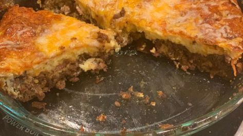 This crustless cheeseburger quiche made with ground beef, bacon, and Cheddar cheese is a weeknight dinner option that's Atkins-friendly. Cheeseburger Quiche, Keto Taco Pie, Beef Quiche, Quiche Recipes Crustless, Chicken Casserole Dinners, Cheeseburger Pie, Taco Pie, Beef Bacon, Keto Taco