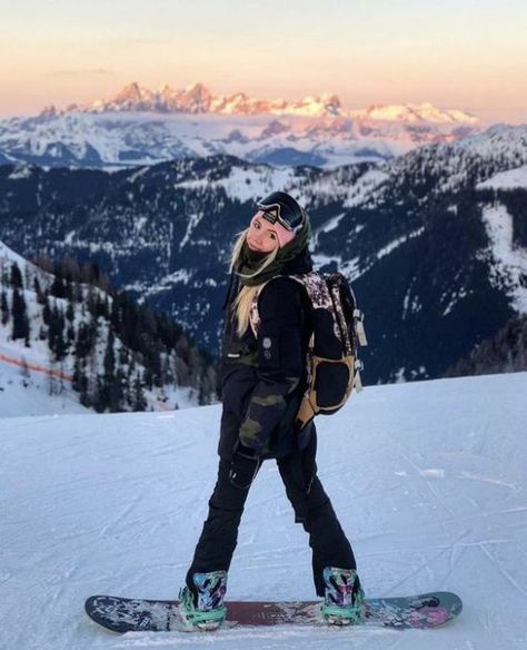 15 Winter Instagram Ideas That Are #Goals - Society19 Women Snowboarding Aesthetic, All Black Snowboarding Outfit, Photo Ski, Snowboarding Pics, Snowboard Outfit, Snowboard Fashion, Mode Au Ski, Snowboarding Pictures, Ski Pics