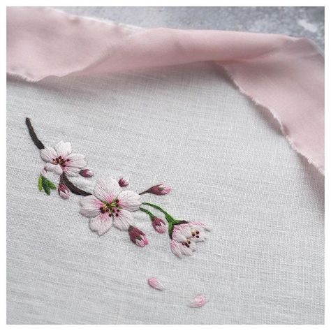 Embroidery Violets, Handkerchief Embroidery, Blossom Embroidery, Ribbon Embroidery Tutorial, Floral Embroidery Patterns, Diy Embroidery Patterns, Basic Embroidery Stitches, Handmade Embroidery Designs, Hand Embroidery Projects