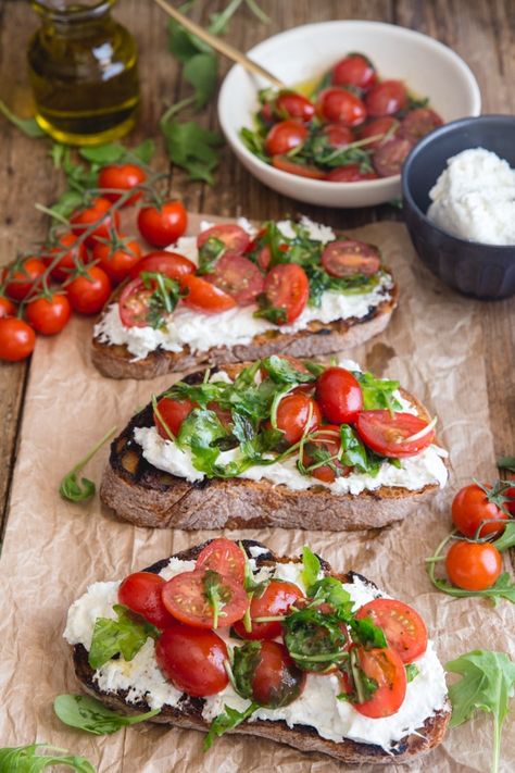 Burrata Bruschetta Recipe, Burrata Bruschetta, Italian Appetizers Easy, Italian Recipes Appetizers, Fest Mad, Tomato Bruschetta, Bruschetta Recipe, Italian Appetizers, Summer Appetizer