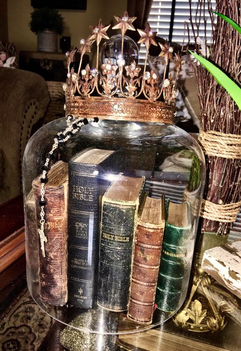 Witchcraft Table, Bible Decorations, Home Decor Glam, Glass Cloche Decor, French Vintage Home, Antique Glass Domes, Vintage Home Decor Ideas, Cloche Ideas, Bedroom Chic