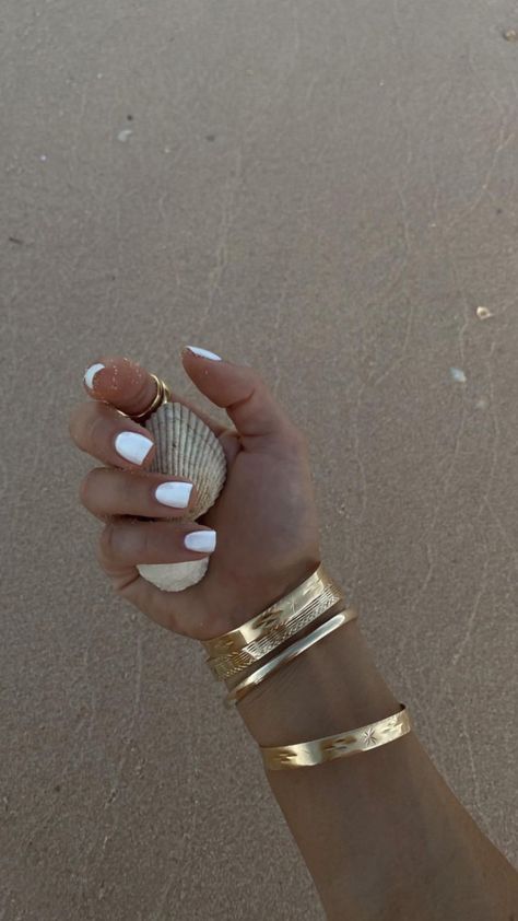 Nail Ideas Bright, Beach Vacay Nails, Nude Nail Art Ideas, Nude Nail Art Designs, Summer Holiday Ideas, Bali Nails, Holiday Nail Ideas, Nude Nail Art, Tropical Nail Designs