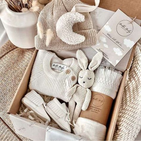 25+ "We Can Bearly Wait" Teddy Bear Baby Shower Ideas - One Sweet Nursery Newborn Gift Boxes, Baby Shower Gift Box, Baby Shower Baskets, Sweet Nursery, Neutral Baby Gifts, Gender Neutral Baby Gifts, Baby Shower Gift Basket, Cadeau Baby Shower, Diy Bebe