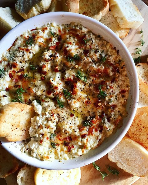 Roasted Garlic Baked Ricotta. - HARVEST & NOURISH Ricotta Dip, Garlic Baked, Roasted Garlic Hummus, Baked Ricotta, Homemade Dips, The Best Snacks, Creamy Pasta Dishes, Grilled Fruit, Easy Finger Food