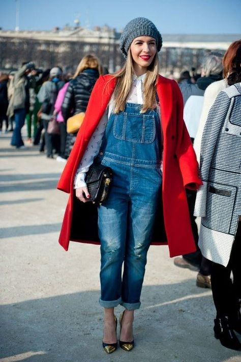 denim dungarees + red coat. Crazy fun combo. Overalls Fall Outfits, Overalls Outfit Winter, Styling Overalls, Denim Overalls Outfit, Overalls Fall, Dungaree Outfit, Style Overalls, Overall Outfit, Overalls Outfit