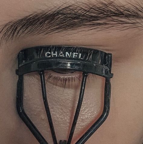 Eyelash Curler Aesthetic, Curler Aesthetic, Ysl Girl, Chanel Girl, Vogue Beauty Secrets, Chanel Aesthetic, Diary Of A Model, Double Barrel, Vogue Beauty