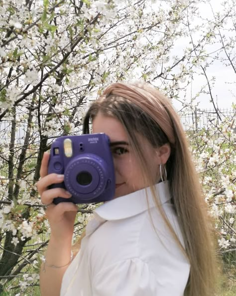 #instax #polaroid #instantfoto Poses With Polaroid Camera, Instax Mini 11 Aesthetic, Instax Photos Ideas, Instax Aesthetic, Polaroid Camera Ideas, Girly Pose, Instax Mini Ideas, Camping Photoshoot, Polaroid Instax Mini