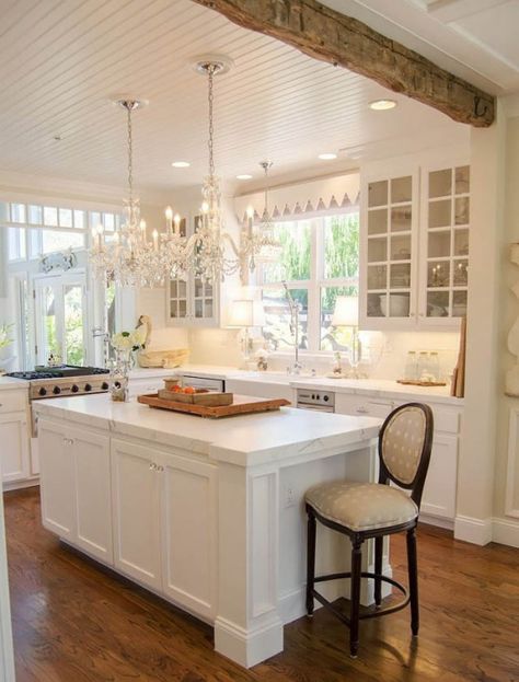 Southern Charm Dapur Rustic, Gorgeous White Kitchen, Classic Kitchen, Wooden Floors, 아파트 인테리어, Chic Kitchen, Shabby Chic Kitchen, White Kitchen Cabinets, Distressed Wood