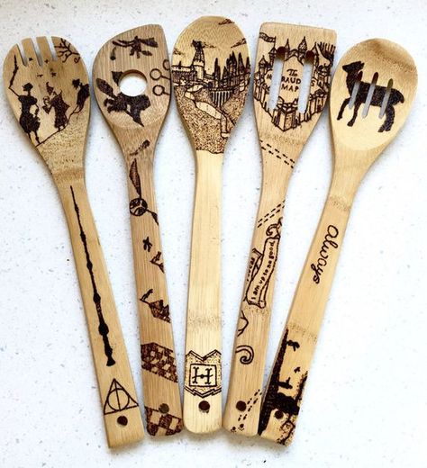 Harry Potter Weihnachten, Wood Burn Spoons, Morning Wood, Anniversaire Harry Potter, Theme Harry Potter, Hogwarts Castle, Harry Potter Christmas, Utensils Set, Harry Potter Crafts