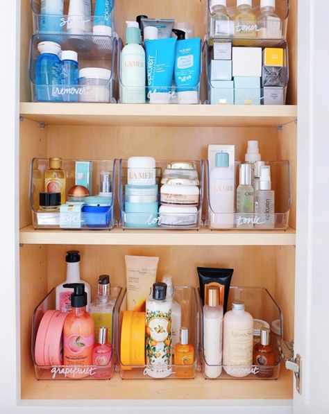 THIS INSTAGRAM ACCOUNT WILL INSPIRE YOU TO ORGANIZE ALL THE THINGS Product Organization, Diy Bathroom Storage Ideas, Koleksi Makeup, Rangement Makeup, Diy Bathroom Storage, Bathroom Organization Diy, Great Bathrooms, Beauty Organization, The Home Edit