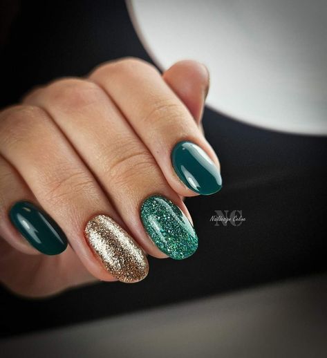 Green And Gold Nail Designs Short, Emerald Green Nails With Gold, Green And Gold Nail Art, Dark Green Nails Ideas, Green Xmas Nails, Green Xmas, Gold Nail Designs, Xmas Nails, Birthday Nails