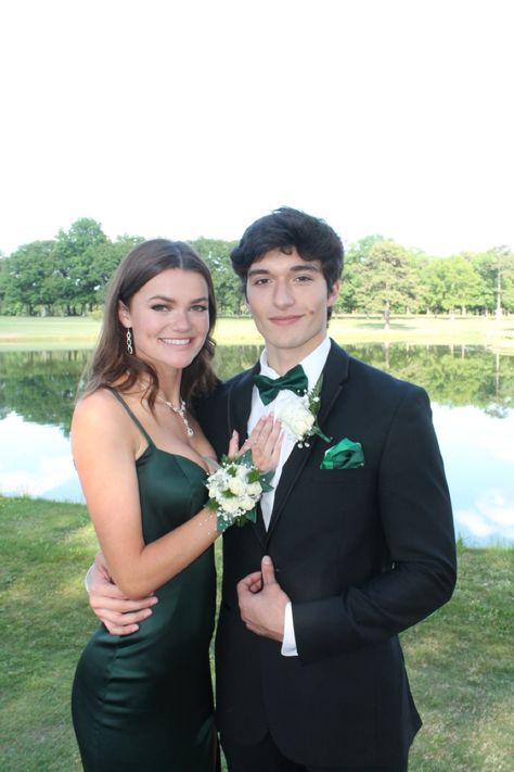 Green Prom Look Couple, Prom Couples Emerald Green, Hunter Green Hoco Couple, Prom Suits With Green Dress, Hoco Corsage And Boutonniere Green, Corsage To Match Emerald Green Dress, Cute Matching Prom Couples, Green Prom Boutonniere, Matching Corsage And Boutonniere Prom