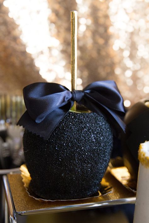 Black and gold Oscar Party- Fancy Caramel Apples -See More Oscar Party Ideas On B. Lovely Events Oscar Party Ideas, Gourmet Candy Apples, Oscars Party Ideas, Candy Apple Recipe, Chocolate Apples, Gourmet Candy, Sweet 16 Parties, Oscar Party, 50th Birthday Party