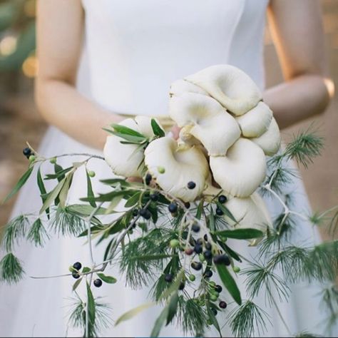 Mushroom Wedding, Unique Floral Arrangements, Enchanted Forest Wedding, Edible Arrangements, Bouquet Arrangements, Wedding In The Woods, Forest Wedding, Nature Wedding, Flower Decorations