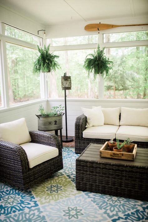 White Screened in Porch. Image Source: Lynzy & Co. Cozy Wallpapers, Porches Ideas, Screened In Porch Furniture, Backyard Sitting Areas, Screen Porches, Ideas Terraza, Screened Porch Decorating, Balkon Decor, Sunroom Decorating