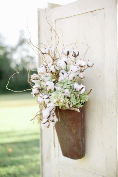 20 Alternatives to wreaths for fall and winter - rusty tin with cotton branches - Life on Kaydeross Creek Basket Flower Arrangements, Cotton Decor, Cotton Stems, Cotton Wreath, Fall Door Decorations, Fall Door, Decor Guide, Decor Minimalist, Arte Floral