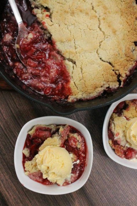 One Pan Strawberry Dump Cake Recipe Cake In Cast Iron Skillet, Strawberry Dump Cake, Cast Iron Skillet Cooking, Dump Cake Recipe, Easy Weekday Meals, Amazing Desserts, Cast Iron Recipes, Favorite Dessert Recipes, Dump Cake Recipes