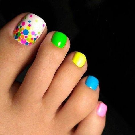 Polkadots & Neon Toenails Toe Nail Designs For Fall, Fall Toe Nails, Pedicure Designs Toenails, Toe Nail Color, Pretty Toe Nails, Summer Toe Nails, Cute Toe Nails, Pedicure Designs, Toe Nail Designs