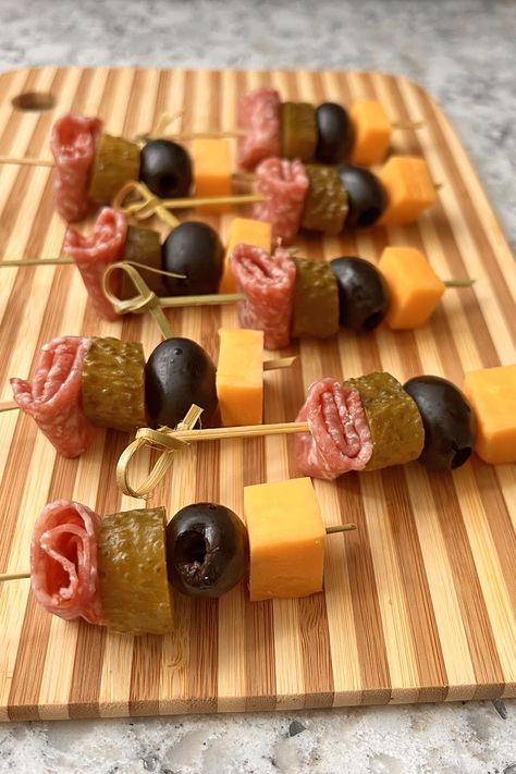 Olive, Cheese and Salami Skewers Sausage Cheese Pickle Skewers, Cheese And Olive Skewers, Salami Finger Food, Salami Bites Appetizer Ideas, Simple Finger Foods For Party, Finger Food Ideas For Parties Simple, Tooth Pick Appetizers, Charcuterie On A Stick, Pickle Skewers