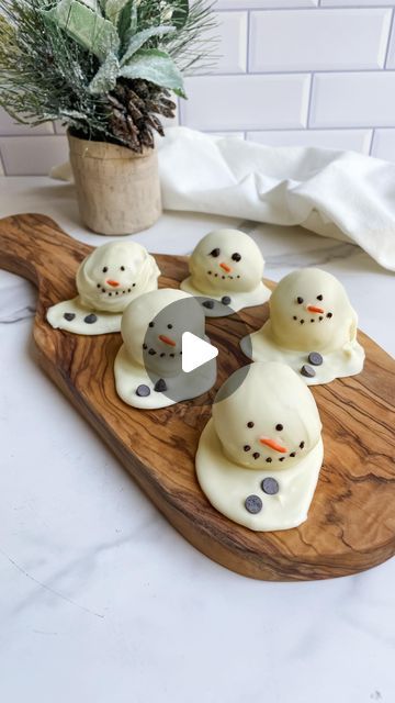 Stephanie Niemis on Instagram: "These Melted Snowman Cake Balls are the perfect no-bake, paleo treat to make this winter! Comment “recipe” and I’ll send you the printable recipe ⛄️.   ⭐️ Follow for more simple, fun, healthier recipes ⭐️  These protein-packed, paleo cake balls are the best because they can be made in a couple of minutes. The kids were so excited about the melted snowmen that I made them into!  ⛄️ Melted Snowman Cake Balls ⛄️ (makes 5 large cake balls) Ingredients: 1/3 cup cashew butter (or your favorite nut/seed butter) 1/3 cup almond flour 3 tbsp vanilla protein powder 2 tbsp maple syrup 1/4 tsp almond extract (optional, but it adds to the cake flavor) 1 cup white chocolate, melted natural orange sprinkles mini dark chocolate chips 1 tbsp dark chocolate, melted Directions: Snowman Cake Pops, Food For Christmas, Easy Christmas Cake Recipe, Paleo Cake, Chocolate Cake Pops, Snowman Cake, Melted Snowman, Large Cake, Christmas Cake Pops