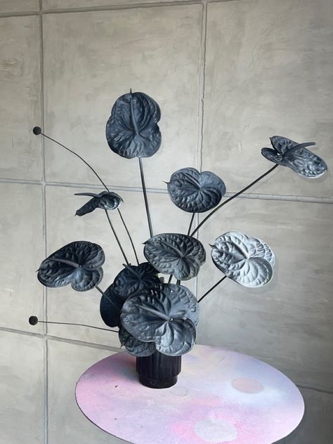 Black Flowers Arrangement, Sculptural Floral Arrangements, Blue Anthurium, Black Anthurium, Monochromatic Flowers, Sogetsu Ikebana, Green Wedding Flowers, Flower Arrangement Designs, Ikebana Arrangements