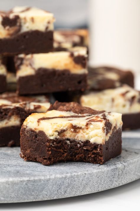 Icing Brownies, Recipe Brownies, Brownies Cheesecake, Classic Brownies Recipe, Velvet Brownies, Cheesecake Brownies Recipe, American Cookies, Cheese Brownies, Brownies From Scratch