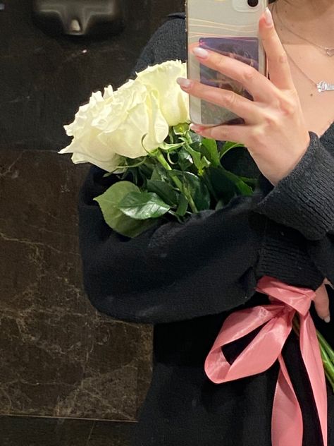 Bouquet Holding Pose, Rose Aesthetic Pics, Rose Girl Aesthetic, Girl Holding Flowers Aesthetic, Holding Flowers Aesthetic, Poses With Bouquet, Holding Flowers Pose, White Roses Aesthetic, Flower Poses