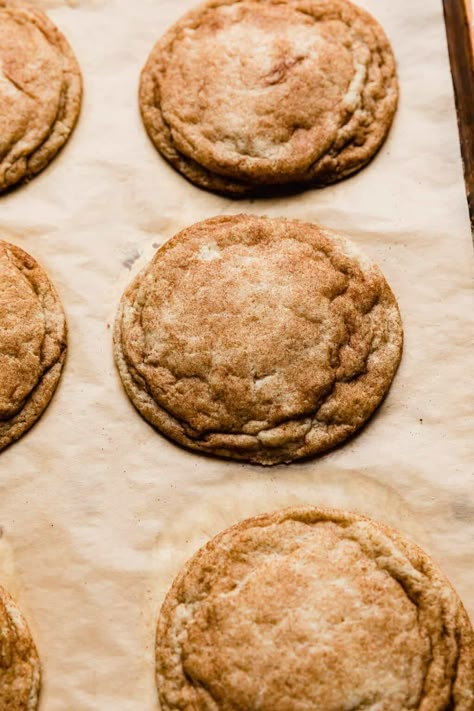 Crumbl Snickerdoodle Cookies, Crumbl Snickerdoodle, Copycat Cookie Recipes, Nutella Stuffed Cookies, Churro Cookies, Snickerdoodle Recipes, Cookies And Frosting, Crumbl Copycat, Best Snickerdoodle Cookies