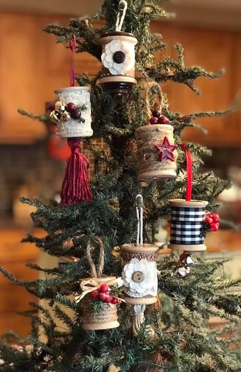 Wood Spool Ornaments, Vintage Bobbins Repurposed, Thread Spools Repurposed, Cotton Reel Craft, Spool Ornaments, Wooden Spool Crafts, Study Craft, Christmas Clothespins, Spool Crafts