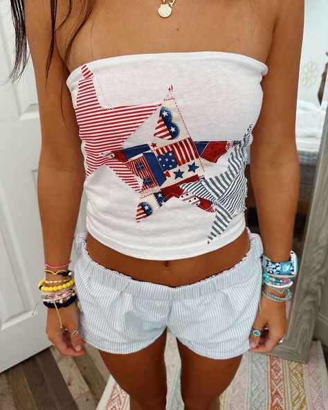 Cute 4 Of July Outfits, 4th Of July Outfit Inspo Aesthetic, Patch Work Hoodie Ideas, Sewing Patches On Clothes, Fourth Of July Outfits Aesthetic, Cute Diy Shirts, Summer Top Outfit, Sewed Clothes, Clothes To Sew