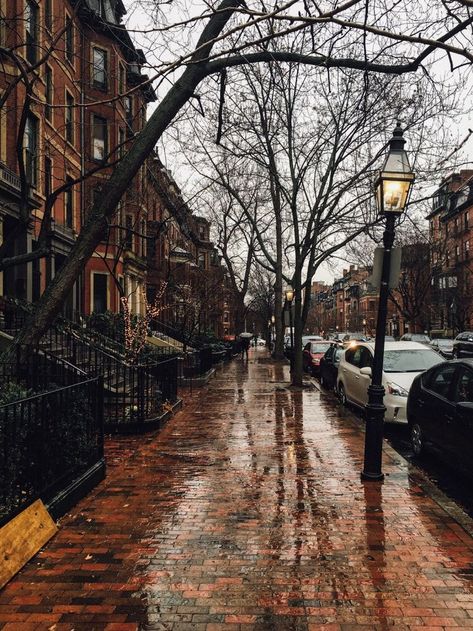 Dark Academia Aesthetic Wallpaper, Rainy Street, Halloween Tattoo, Dark Academia Aesthetic, Halloween Cupcakes, Academia Aesthetic, Autumn Cozy, Autumn Aesthetic, City Aesthetic