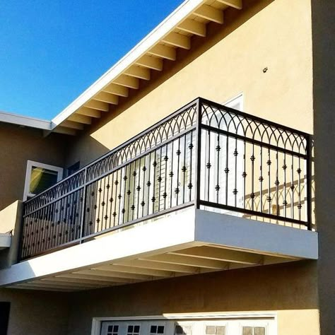 Balcony Railing Design Modern, Terrace Railing, Balcony Grills, Iron Railings Outdoor, Windows Grill, Glass Railing Stairs, Iron Balcony Railing, Rustic Stairs, Balcony Railings