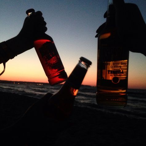 Sunset Drink, Mountain Aesthetic, Classy Girls Wear Pearls, Beach Drinks, Camping Aesthetic, Belly Workout, Aesthetic Gif, Sunset Photos, Beach Aesthetic