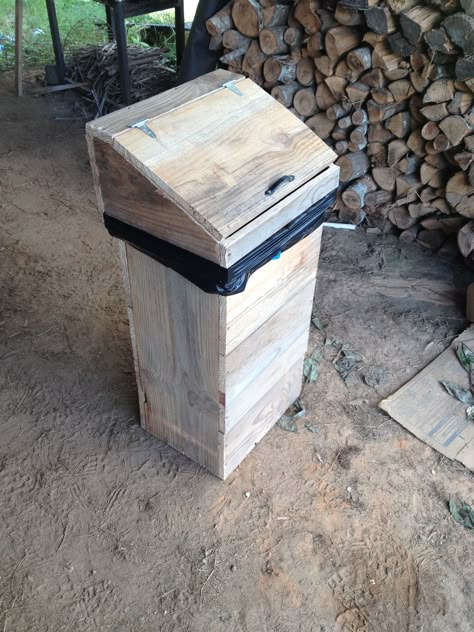 Wooden garbage can made from rough cut pine. Has removable lid. Diy Wooden Trash Can, Wooden Garbage Can, Trash Can Storage Kitchen, Wood Garbage Can, Trash Can Diy, Trash Can Design, Trash Can Ideas, Trash Can Outdoor, Wooden Trash Can